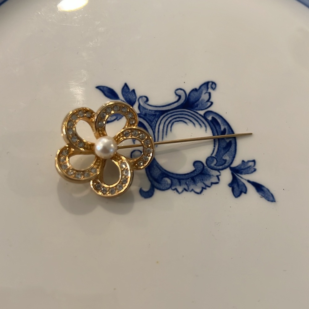 Christian Dior Vintage Flower Pin - Picture 2 of 4